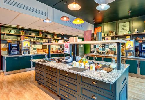 B&B HOME Paris Mairie de Saint-Ouen in Saint-Ouen