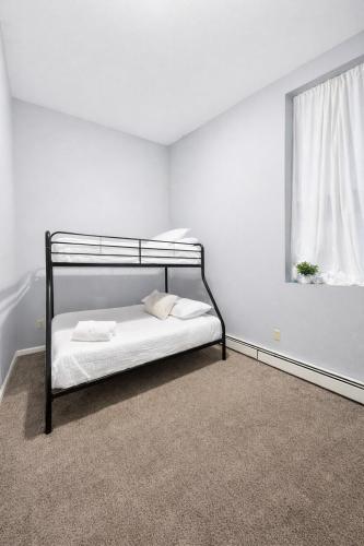 Cozy up with me! Longer stays! Free parking in Troy, USA