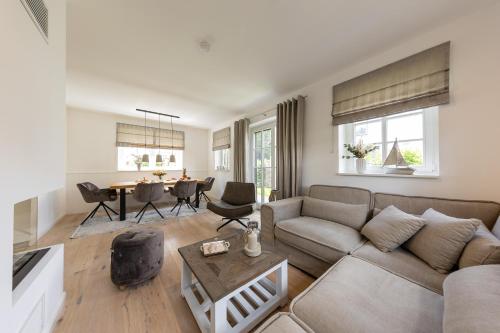 Modernes Ferienhaus mit Sauna, eingezauntem Garten und Strandnahe ideal fur Familien, Freunde und Hu – khách sạn tại Zingst
