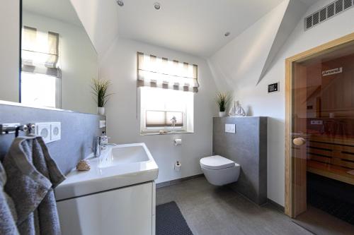 Modernes Ferienhaus mit Sauna, eingezäuntem Garten und Strandnähe ideal für Familien, Freunde und Hundeliebhaber in Zingst, Deutschland