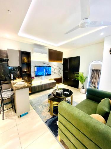 Premium Studio Apartment Zameen Aurum Gulberg - image 4