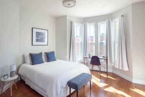Jennifers Walkable Private Apartment Getaway with Relaxing Deck in Providence, USA