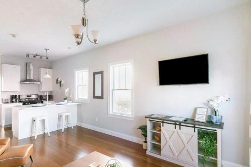 Jennifers Walkable Private Apartment Getaway with Relaxing Deck in Providence, USA
