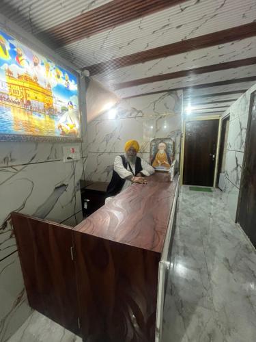 Guru Nanak Devji Yatri Niwas Just 2 minutes walk to Golden Temple photo 3
