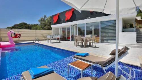 İslamlar 1 bedroom secluded villa with private pool hot tub – khách sạn tại Islamlar