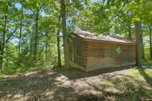 Secluded Studio with Deck about 8 Miles to Beaver Lake! in Eureka Springs, USA