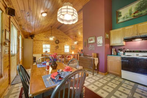 Secluded Studio with Deck about 8 Miles to Beaver Lake! in Eureka Springs, USA