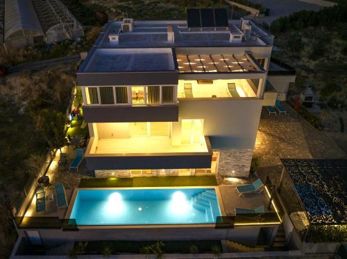 Apartman Palma and Luxury Penthouse for a family with swiming pool,parking,terrace,panoramic view at the sea,Podstrana 1