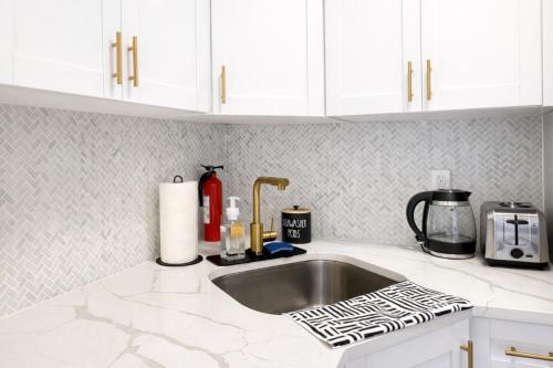 Kitchen, Hoboken Getaway - 15 Minutes To NYC - Great Location - Sleeps 6 comfortably in Hoboken (Nj)