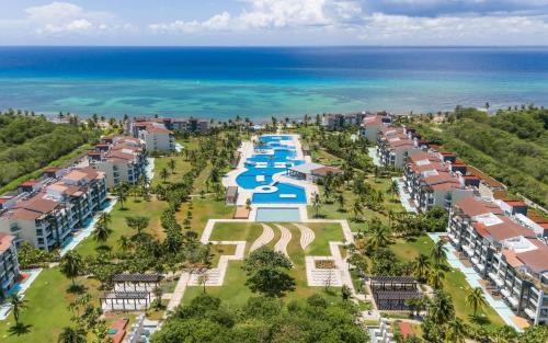 Luxury 2 BR Condo with tub & Infinity Pool - Beach Side At Mareazul - Sirenita G