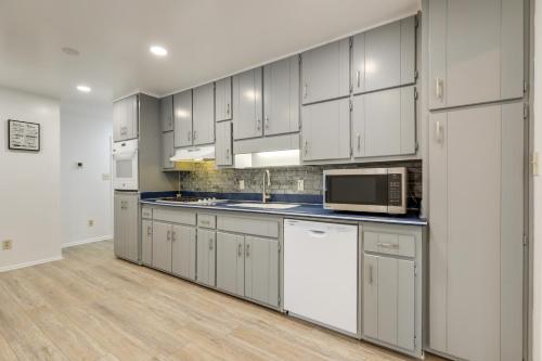 4 Mi to Charming Dtwn Fayetteville! Bright Home in Fayetteville (GA)