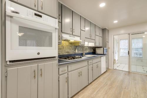4 Mi to Charming Dtwn Fayetteville! Bright Home in Fayetteville (GA)