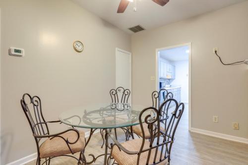 Artistic Escape in Fayetteville! Cozy Couples Apt in Fayetteville (GA)