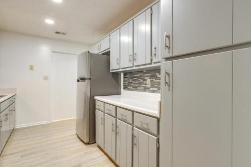 Artistic Escape in Fayetteville! Cozy Couples Apt in Fayetteville (GA)