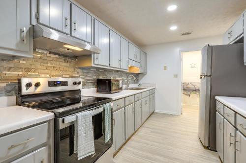 Artistic Escape in Fayetteville! Cozy Couples Apt in Fayetteville (GA)