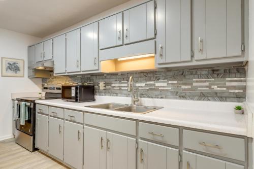 Artistic Escape in Fayetteville! Cozy Couples Apt in Fayetteville (GA)