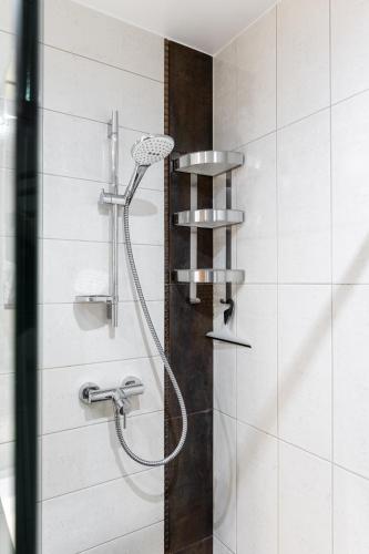 2-bedroom apartment with Parking and Balcony next to Old Town - image 2