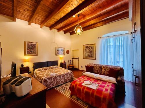 1 king bed, 1 sofa bed