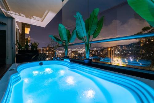 Skyline 11th Floor Mountain View, Private Jacuzzi, AC King Bed