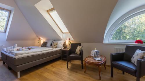 1 queen bed, 1 sofa bed