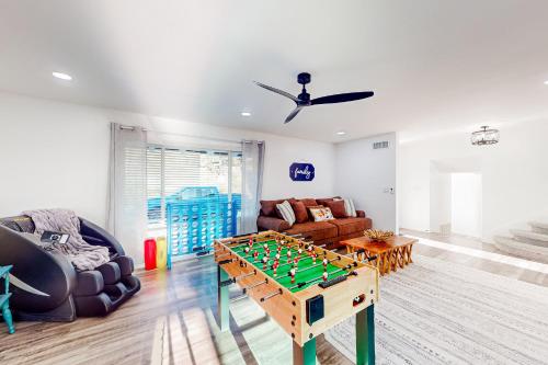 Dog-Friendly Home: Saltwater Pool, Fire Pit, Games in Del Cerro