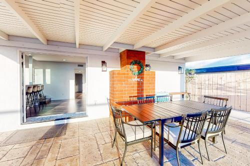 Dog-Friendly Home: Saltwater Pool, Fire Pit, Games in Del Cerro