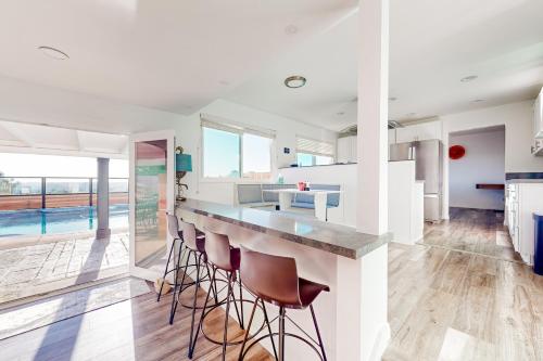 Dog-Friendly Home: Saltwater Pool, Fire Pit, Games in Del Cerro