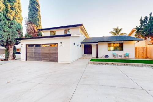 Dog-Friendly Home: Saltwater Pool, Fire Pit, Games in Del Cerro