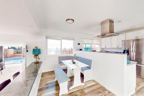 Dog-Friendly Home: Saltwater Pool, Fire Pit, Games in Del Cerro