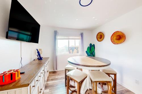 Dog-Friendly Home: Saltwater Pool, Fire Pit, Games in Del Cerro