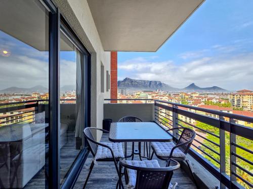 Sea, Canal & Mountain View, Rooftop Jacuzzi & BBQ – khách sạn tại Milnerton
