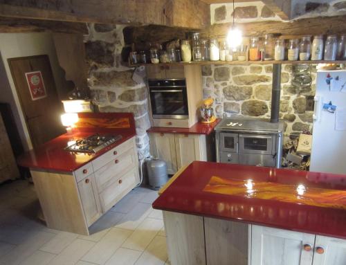 virtuve, Belle et fraîche maison en pierres (Belle et fraiche maison en pierres) in Burzet