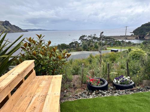 Skats, Goat-Island Beach front get-away in Leigh