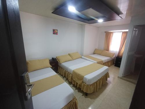 3 twin beds