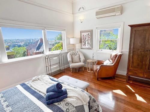 Kirribilli Gem - Retro Chic Spacious 2BR with Secure Garage – khách sạn tại North Sydney