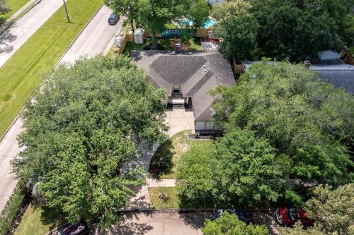 NASA Getaway, Fire Pit, Games & Family in Clear Lake