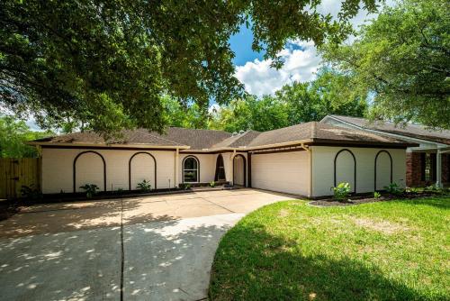 NASA Getaway, Fire Pit, Games & Family in Clear Lake