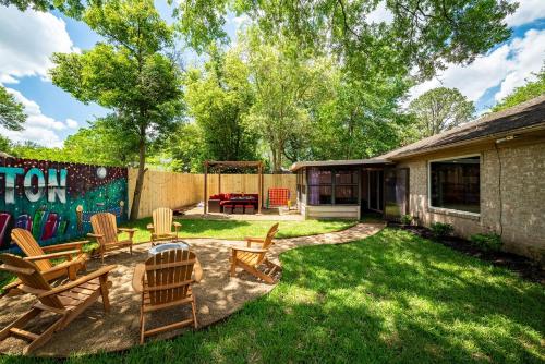 NASA Getaway, Fire Pit, Games & Family in Clear Lake