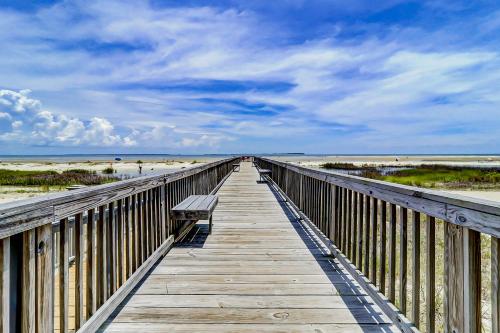 Walk to Sea! Hilton Head Haven with Pool Access in Hilton Head Island Waterfront