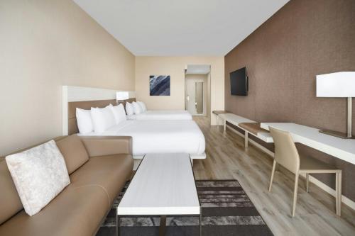 2 queen beds, 1 sofa bed