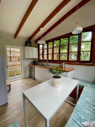 廚房, Kauri Coast Bungalow in 卡雷卡雷