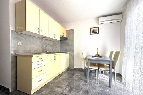 virtuve, Apartments with parking space Vir - 23221 in Vir