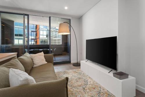 Zetland Base - Urban Comfort near Dining & Transport - image 3