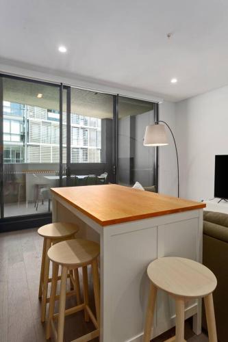 Zetland Base - Urban Comfort near Dining & Transport - image 7