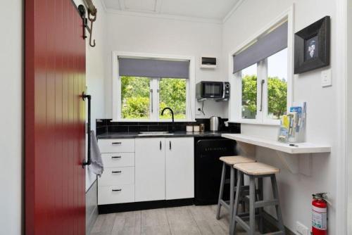 virtuve, Birch Hill Cottage in Wairau Valley in Waihopai Valley