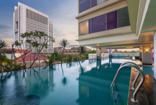 Piscina, Quest Hotel Darmo - Surabaya by ASTON near Surabaya town square