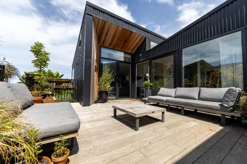 Elevated architectural home with stunning sea views – khách sạn tại Tây Dunedin
