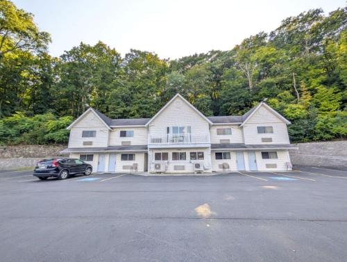 Viesnīcas āriene, The Falls Motel - 2 Mi to " Watkins Glen State Park, Wineries " and 4 Mi to Watkins Glen Internation in Montoras ūdenskritumi (NY)