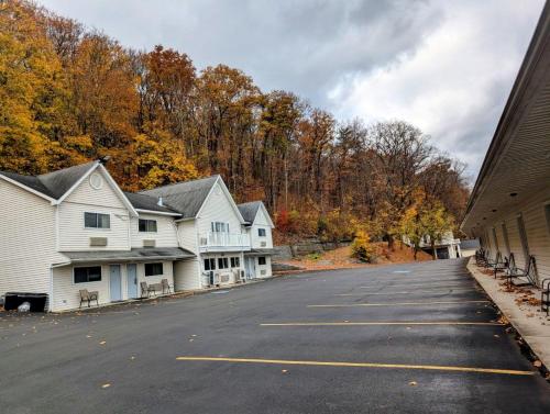 Viesnīcas āriene, The Falls Motel - 2 Mi to " Watkins Glen State Park, Wineries " and 4 Mi to Watkins Glen Internation in Montoras ūdenskritumi (NY)