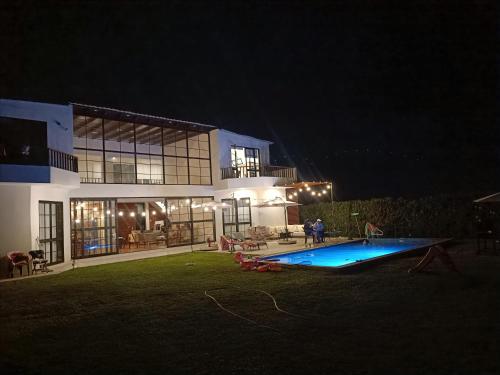 Hermosa casa con piscina privada in Asia District